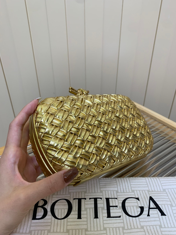 Bottega Veneta Women’s Knot Clutch Bag Intrecciato Metallic Leather Gold