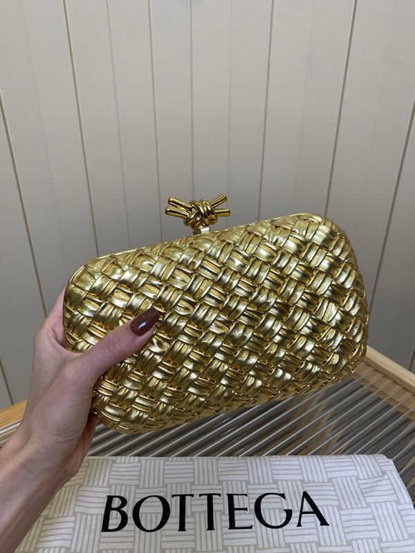 Bottega Veneta Women’s Knot Clutch Bag Intrecciato Metallic Leather Gold