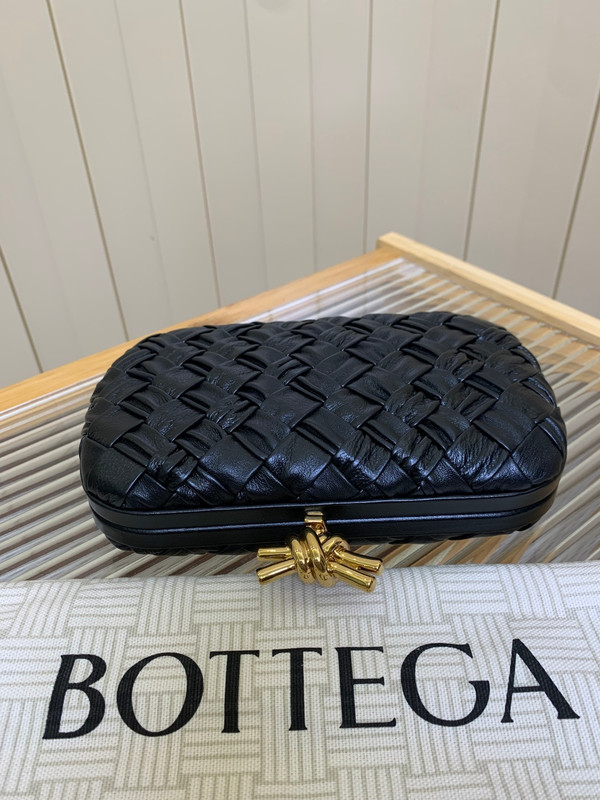 Bottega Veneta Women’s Knot Clutch Bag Intrecciato Metallic Leather Black