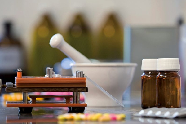 Puesta de pendientes de Farmacia Carmen Ortiz en Benacazón (Sevilla)