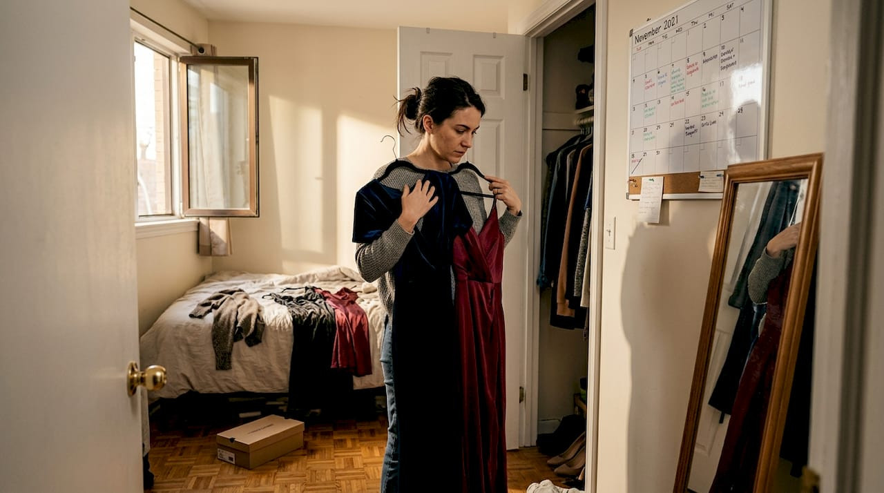 Find your perfect evening dress color: expert guide