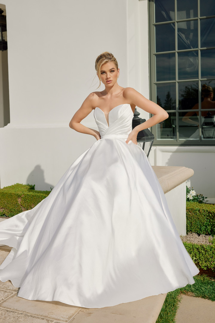 Nox Anabel JE1075 V-Crossover Sweetheart Neckline Gown