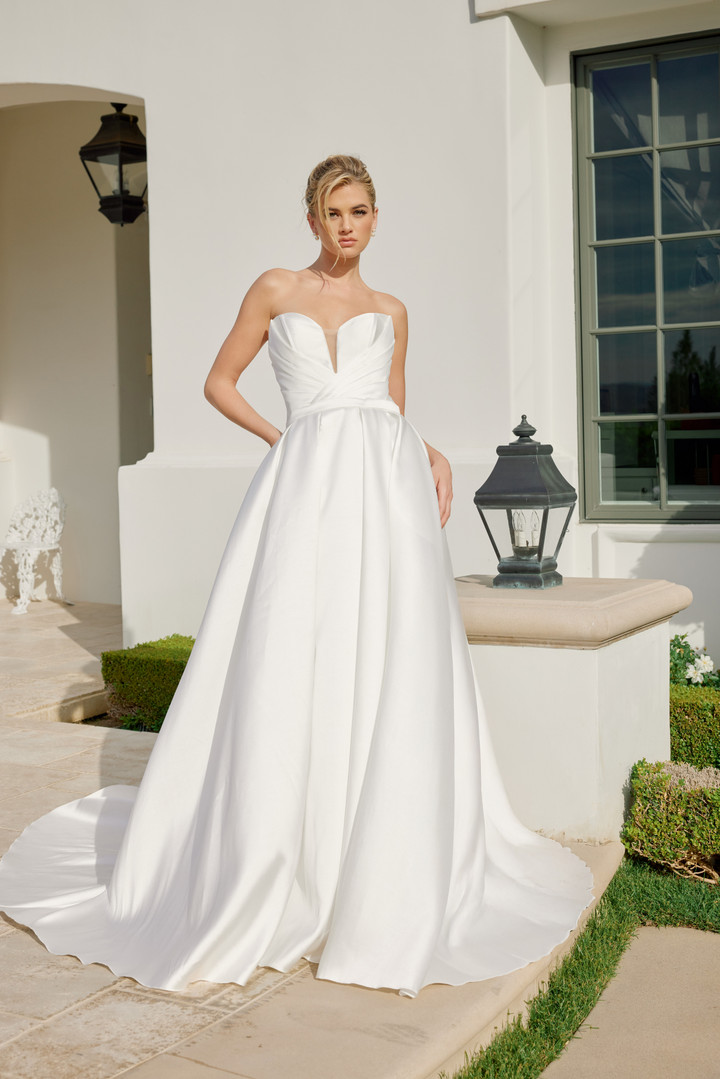 Nox Anabel JE1075 V-Crossover Sweetheart Neckline Gown
