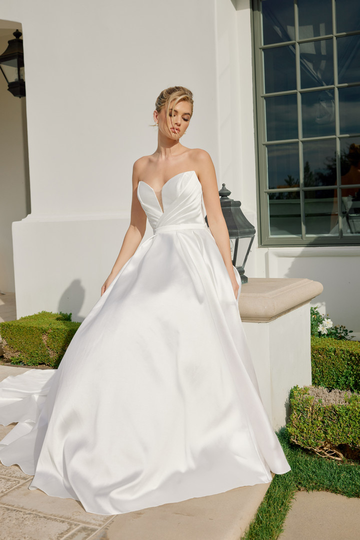 Nox Anabel JE1075 V-Crossover Sweetheart Neckline Gown