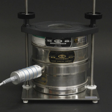 Hielscher ultrasonic sieving system for wet and dry screening