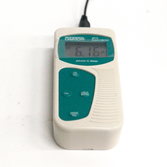 Oakton pH 6 Acorn Series handheld pH meter