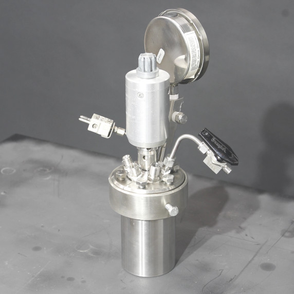 Parr Instruments 4561 300 ML Stainless Steel High Pressure Chemical Reactor with 4842 Controller