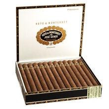 Hoyo de Monterrey Cigars Sultan 25Ct, open cigar box displaying 25 cigars arranged in a row inside the white and gold box.