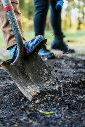 Insulated Vs Non-Insulated Shovels