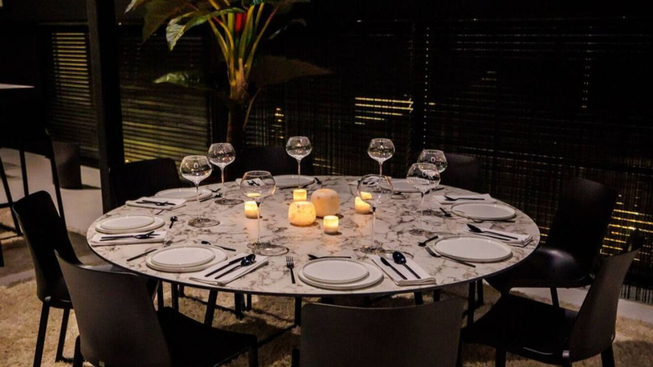 ​A Guide to Banquet and Cocktail Tables that Do Not Require Table Linen