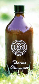 Bruine glazen fles Bormo Shampoo van 1000 ml op gras