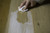 Galtane Verhelderende olie, met wit pigment, om een houten vloer slijtvast, ademend en onderhoudsvriendelijk  te oliën en bleek te houden met lijnolie en harsen, kleurloos en geurloos