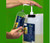 Navullen van Biotop douchegel in herbruikbare fles, focus op ecologisch verbruik.
