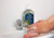 Handen wassen met Biotop Hand- & Bodygel wasgel voor het gezin met Citroenzeste & Patchouli .