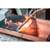 Hout dat met een vlam wordt gebrand met brandvertragende werking.