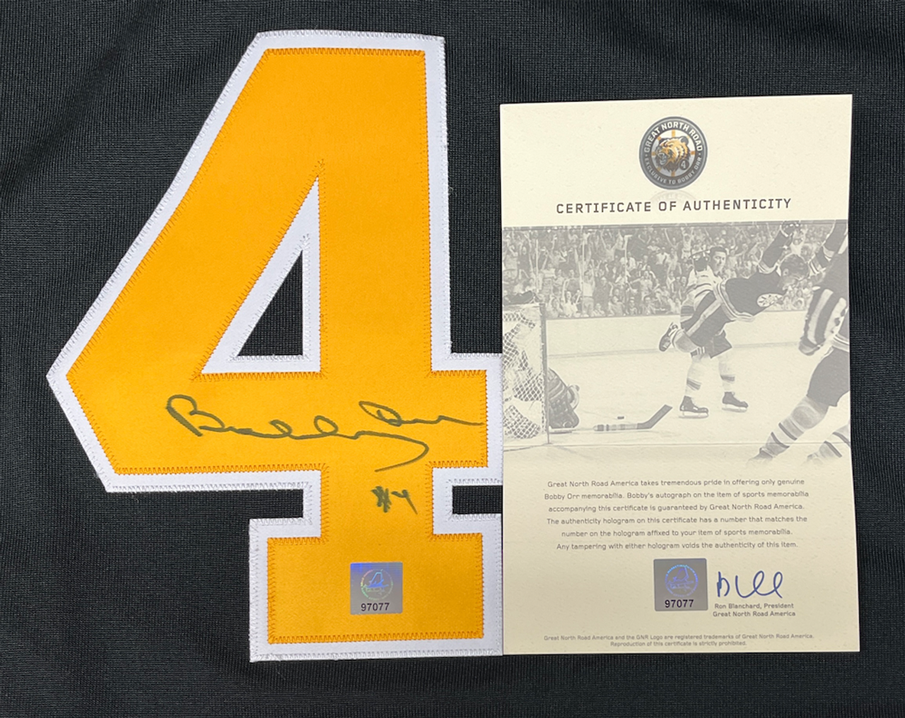 Art Country Canada - BOBBY ORR Signed Away Black Jersey inter Classic Jersey  Signed and Framed MINT