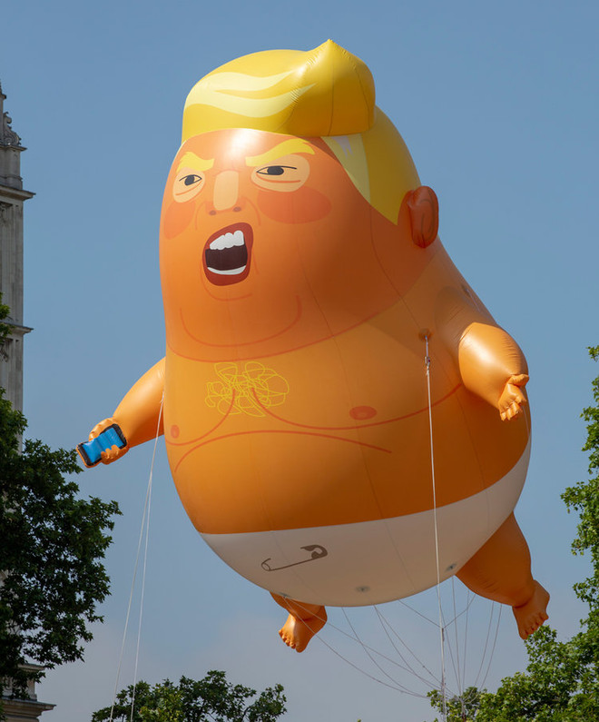 Crean inflable que caricaturiza presidente de EEUU 
