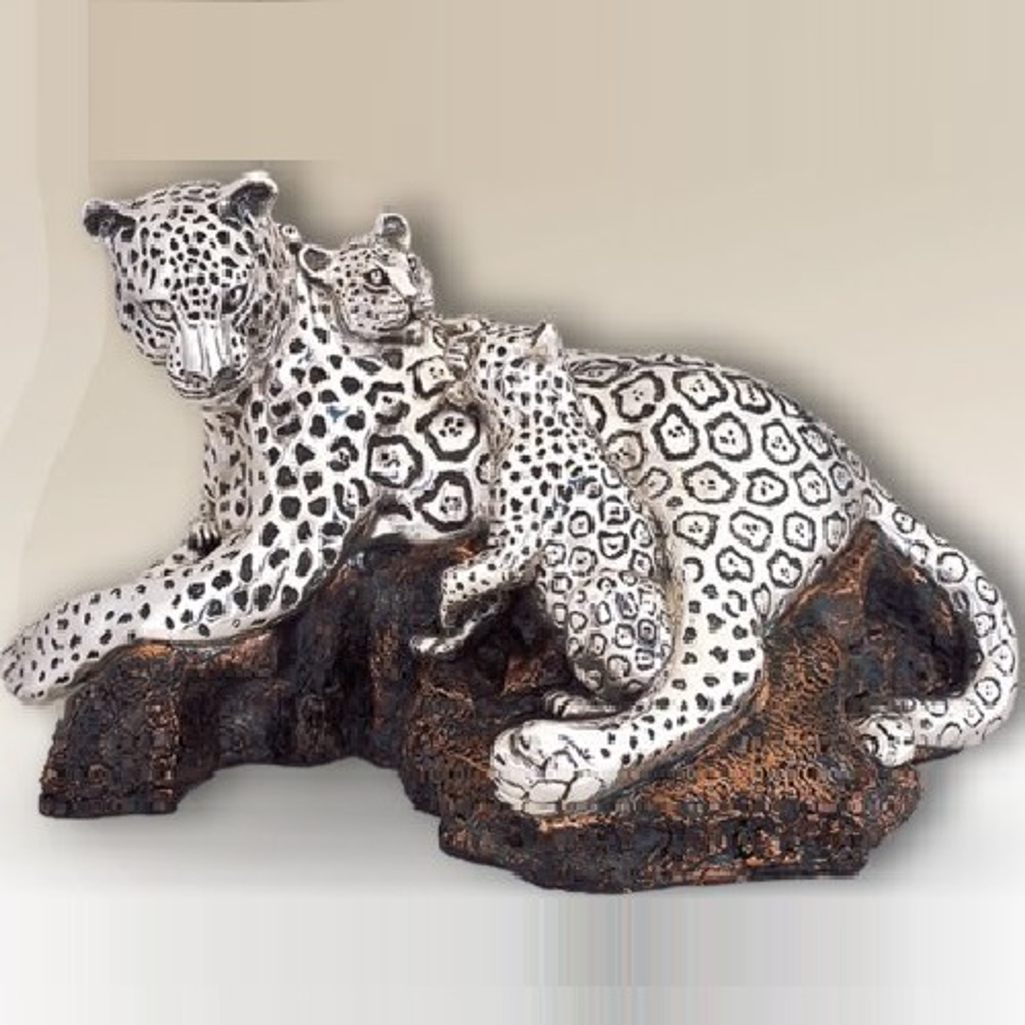 銀ヒョウの置物★『横たわる母と子供 Leopard Family Silver』豹の置物