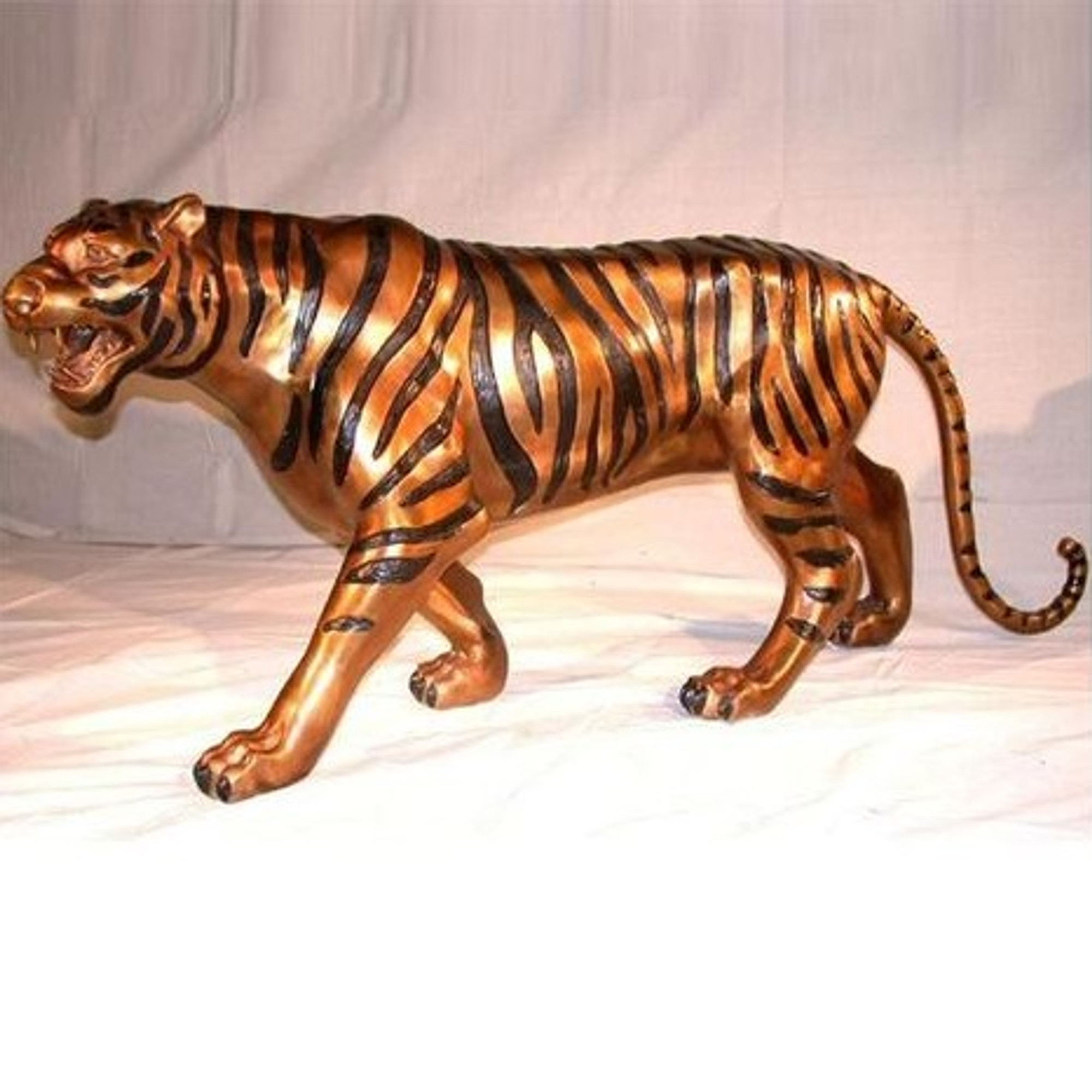 ブロンズ製トラの彫刻　bronze tiger statue 5677420TT.jpg