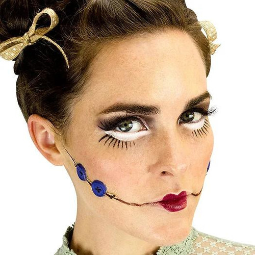 Woochie Buttons Woochie Appliance, a makeup effect product used for creating special effects around the face such as scars and wounds.