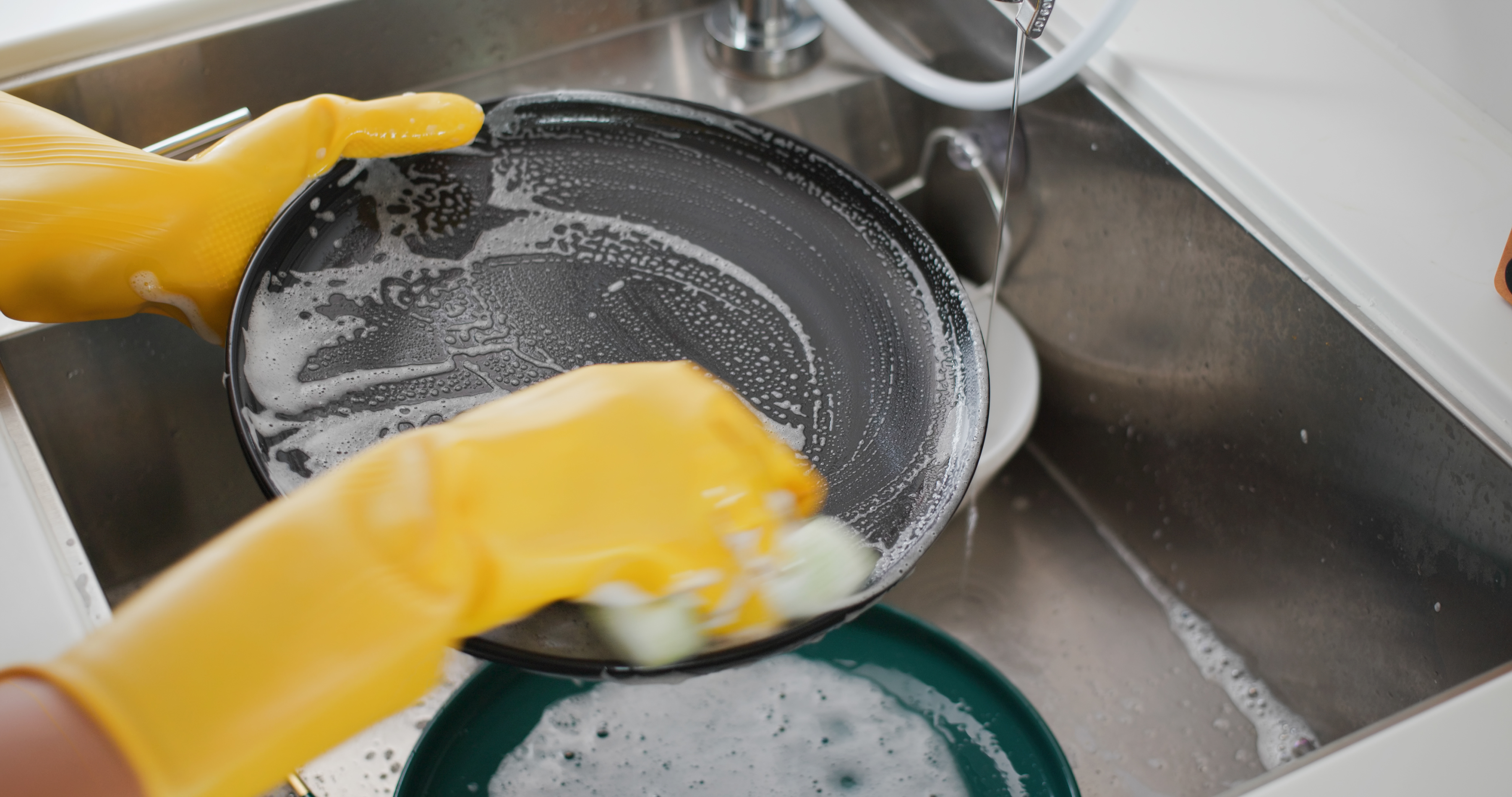 how-to-clean-non-stick-pans-without-damaging-them-chef-approved-tips