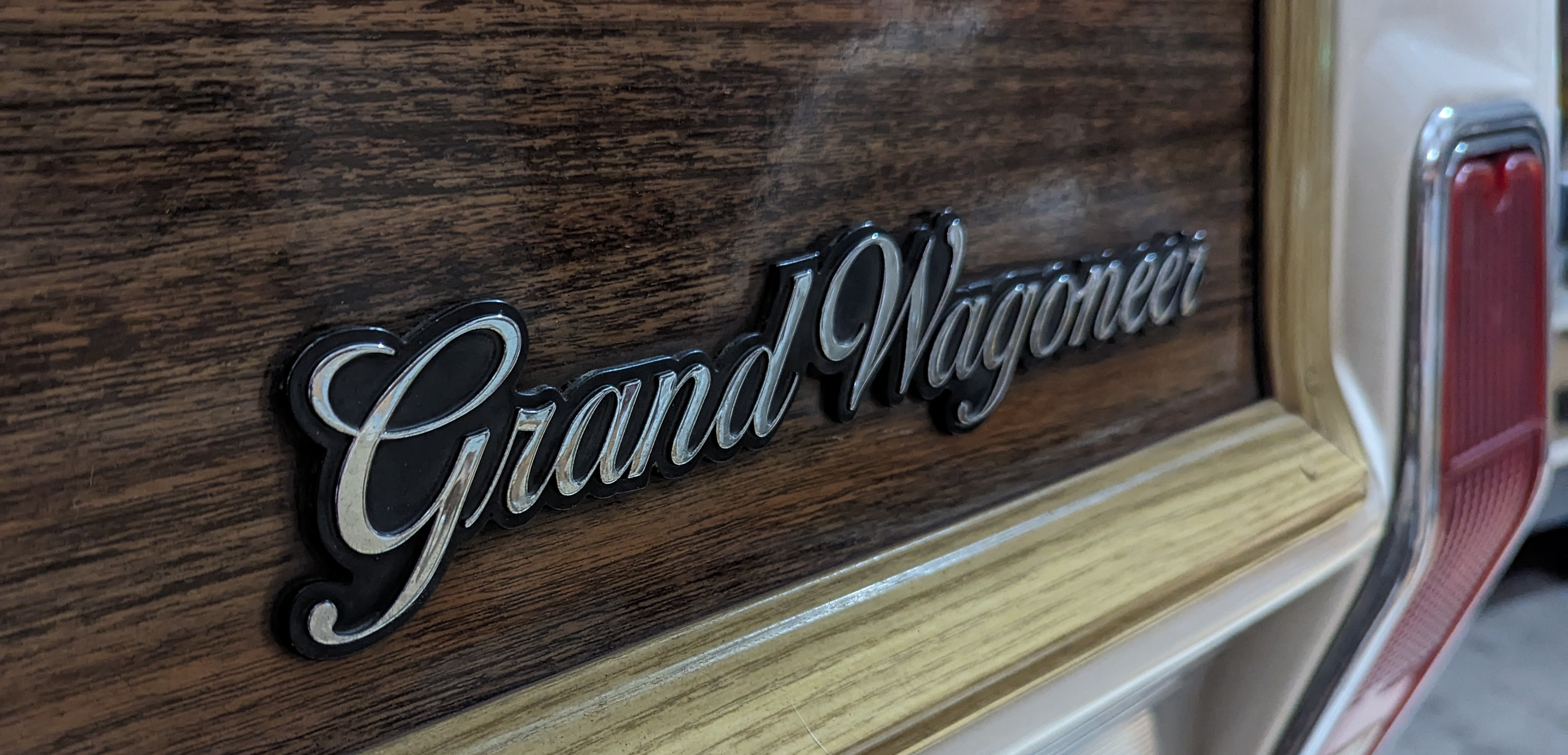 grand-wagoneer-emblem.jpg