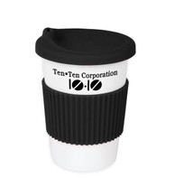 Porzellanbecher mit Deckel und Grifffläche aus Silikon