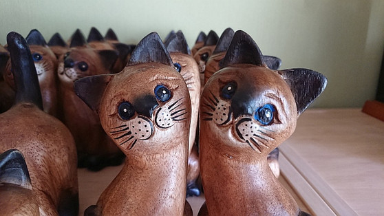 Wooden pair cats with painted faces, 18 cm - hand carved - Fairtrade