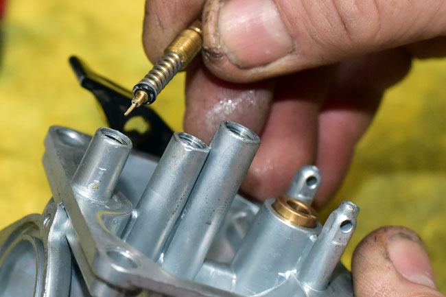 TT250 Carburetor Maintenance Image