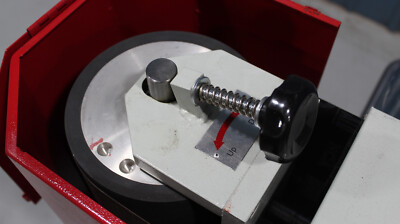 Belt Tracking
• Quick access belt tracking ergonomically located at the top of the
 machine.
• Dynamically balanced drive wheel for reduced vibration during sanding.