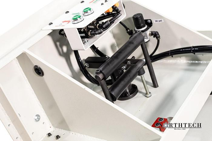 • Padded release handles are ergonomically designed for repeatable 
 operator comfort.
• Once released, the right side moves effortlessly along lineal round rails.