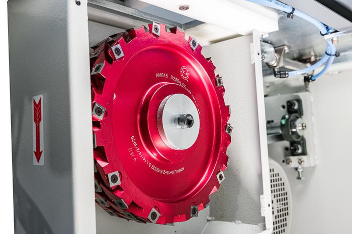 • 10” cutterhead uses replaceable carbide inserts to maintain sharp
 cutting edge for clean cuts.