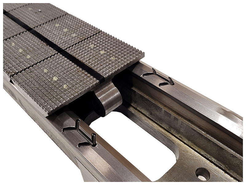 Double-V cast iron feed chain
The chain pads are made from FC35 high-grade cast iron to ensure long life and optimum precision.