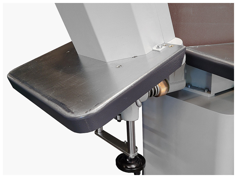 End table can tilt from 0 – 45 degrees The end table can be manually tilted for performing curved sanding on radius workpieces.