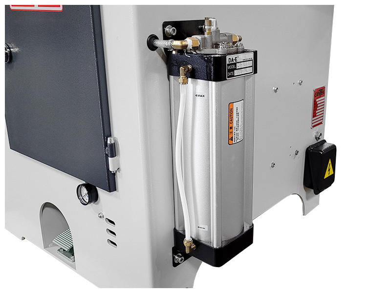 Blade Misting System 
The blade misting system applies a thin film of lubricant that prevents friction build up and maximizes saw productivity and blade life.