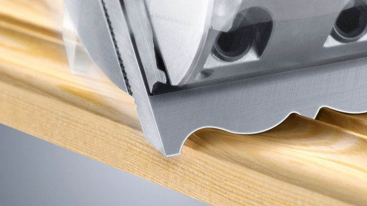 Outstanding surface quality
The SOLID PROFILE P 700 guarantees optimum interaction of tool and machine. From the cast-iron frame to the machine table and spindles, WEINIG represents optimal machining quality. This quality means that the process runs as smoothly as possible and this is reflected in the surface quality of the work pieces. This accuracy also guarantees precise profile production.