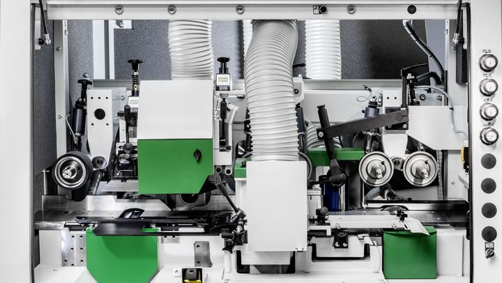 Excellent safety features
The outstanding accessibility of the SOLID PROFILE P enables all adjustments to be performed from the front side of the machine with ease - a large number of these are even wrench-free. Through the clear view and practical layout of the operating elements within the enclosure the operator's safety is ensured. During production the access door of the SOLID PROFILE P is locked according to safety regulations. Through the large window a full view of the working area is assured