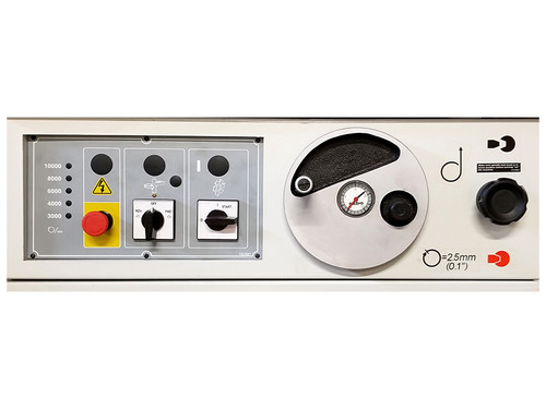 Conveniently located operator controls 
All controls are conveniently located at the front of the machine, just under the work table. Controls include emergency stop, spindle rotation reversing switch, spindle height adjustment handwheel and dial height gauge, and spindle lock