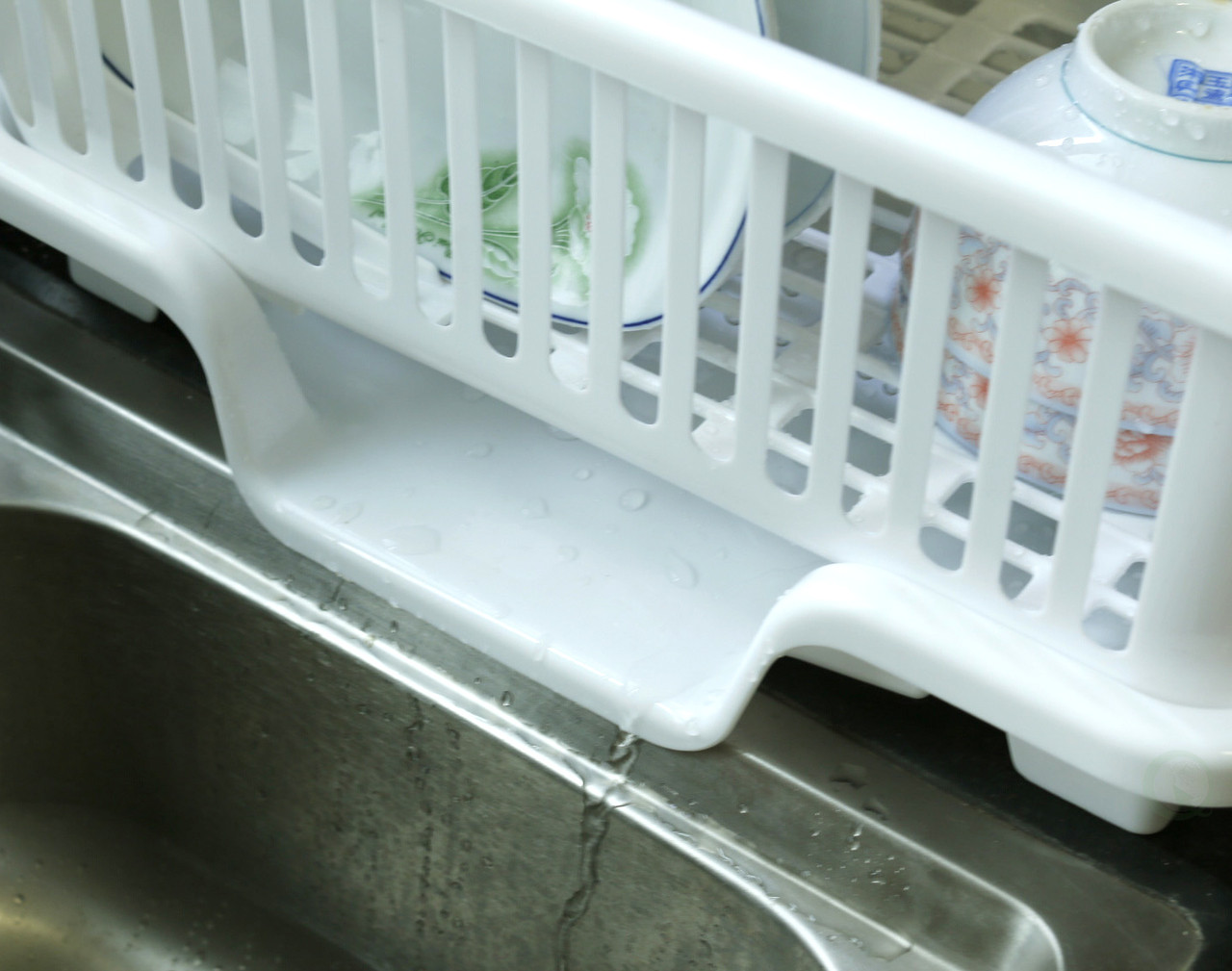 Basicwise Plastic Dish Rack with Drain Board and Utensil Cup 