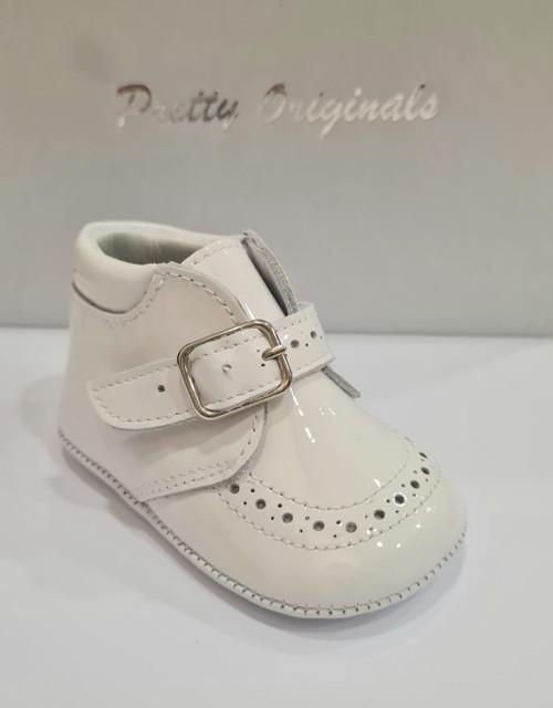 Pretty Originals UE05434E Boys White Patent Winter Boots with Decorative Front Detail & Buckle Fastening Pretty Originals UE05434E Boys White Patent Winter Boots with Decorative Front Detail & Buckle Fastening