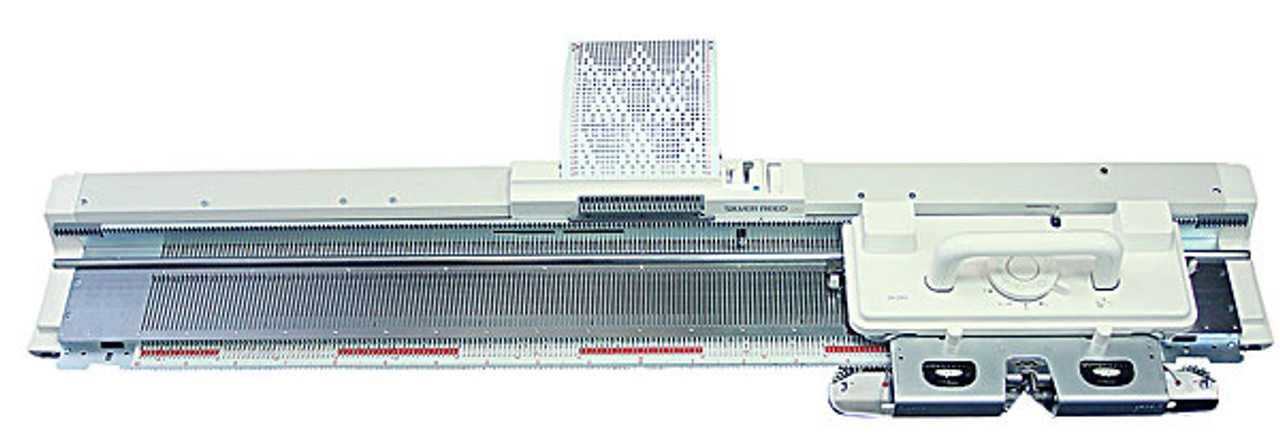 Automatic knitting machine with free yarns and tools