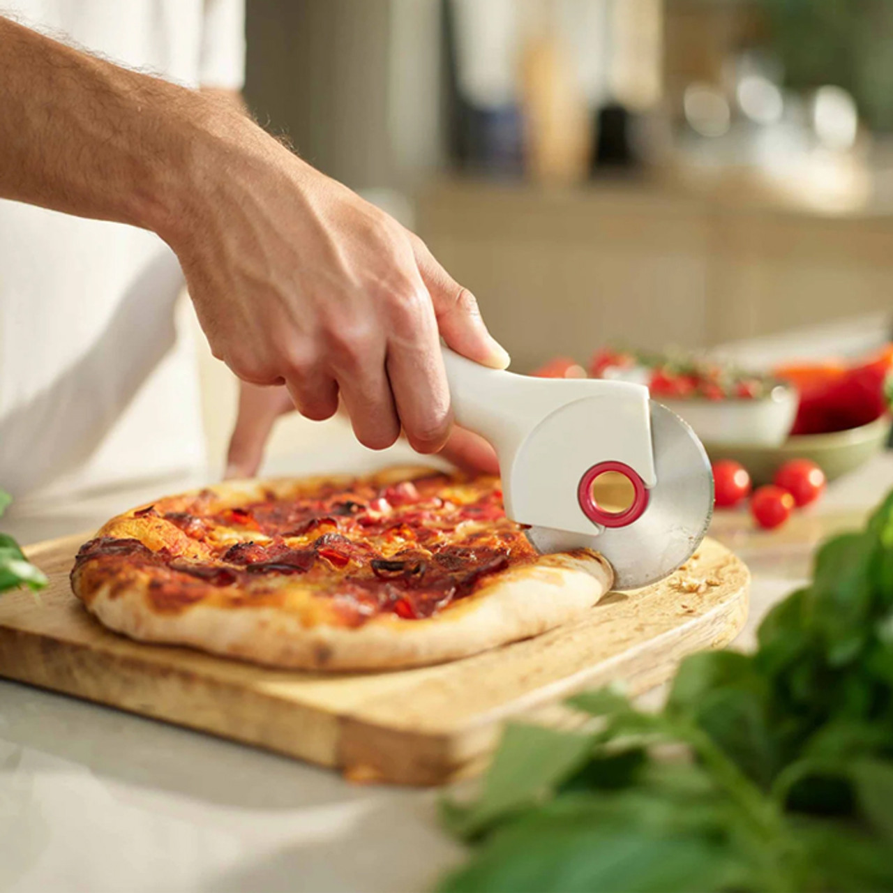 Ringo™ Easy-clean Red Pizza Cutter *in-store