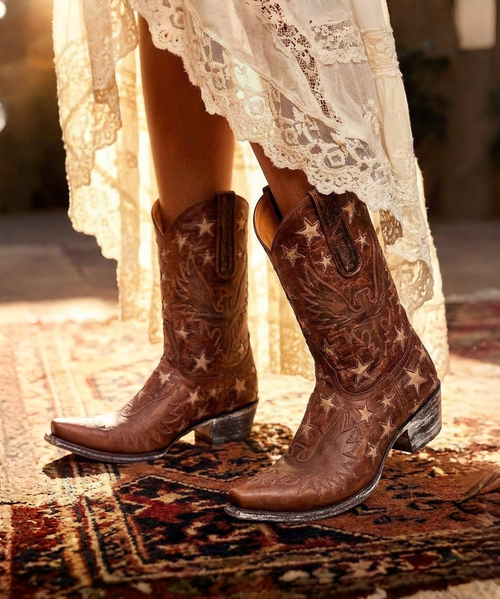 This wedgeless boot is a true gem of the El Vaquero collection. Created in this amazing hand-made dyed cow leather, a delicate balance of colors and tones that gives the item a lived-in look and an unprecedented vintage effect, typical of El Vaquero brand.