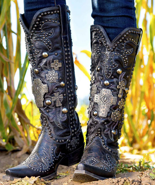 FEW BOOTS CAN MATCH THE ARTWORK OF THE DOUBLE D RANCH AMMUNITION BOOTS IN BLACK & EXPRESSO BROWN.  
STRONG AND ORNATE WITH A SOFT BLACK LEATHER LACE THAT CORSETS UP THE BACK OF THE BOOT THE AMMUNTION IS FOR THE COWGIRL WITH A LITTLE REBELIOUS SIDE TO THEM.