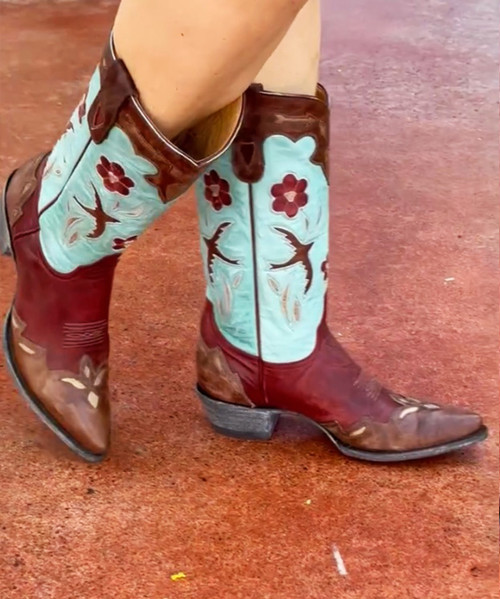 You're wearing a piece of fine art when you wear Old Gringo's Goldonrina Red, Turquoise & Brass.  The leather upper features an intricate cut-out and overlay design that includes colorful leather insets and a contrast-color vamp and collar. 