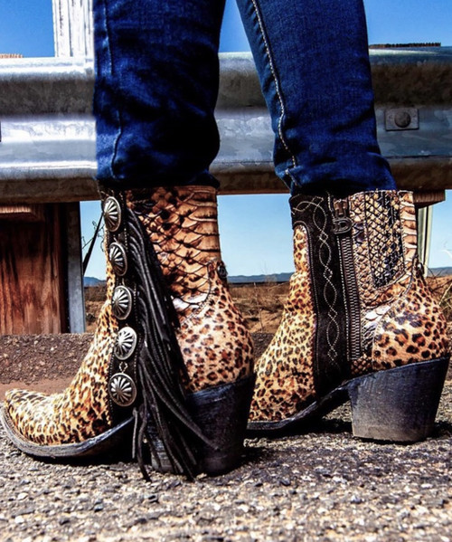 Take a walk on the wide side with this Spring offering from Double D Ranch by Old Gringo boots.  

Featuring a cheetah print hair on hide leather, black fringe with an attitude, throw in some antique silver medallions and a pop of exotic leather and you will be the center of attention in any room you occupy!

Walk the spring runway in the new Double D Ranch Skat Kat ankle boots...you won't be sorry.

 

Shaft - 7"

Heel - 2 3/4"

Toe - Snip

B Width

Shaft Circumference - 13.5"