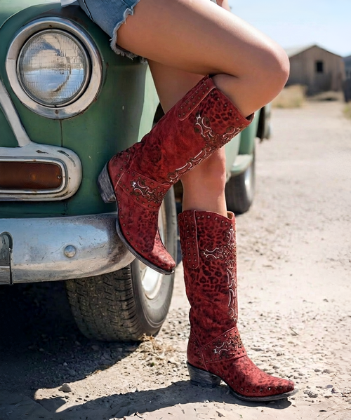 BEAUTIFUL PAIR OF CHOCOLATE LEATHER BOOTS WITH TURQUOISE OVERLAY TOOLING AND TOOLED FLOWERS. THE TWO DIFFERENT COLORED LEATHERS ARE PERFECTLY CRAFTED BY OLD GRINGOS DESIGNERS. THE HAND TOOLING WORK MAKES THESE BOOTS STAND OUT! THESE BOOTS PAIR WONDERFULLY WITH YOUR FAVORITE PAIR OF SKINNY JEANS! BECAUSE OF THE INTRICATE TOOLING DESIGN, THESE BOOTS CAN BE WORN CASUALLY OR ALL DOLLED UP! 

Measurements:

Shaft Height - 18"
Heel - 4 Long
Toe - Snip