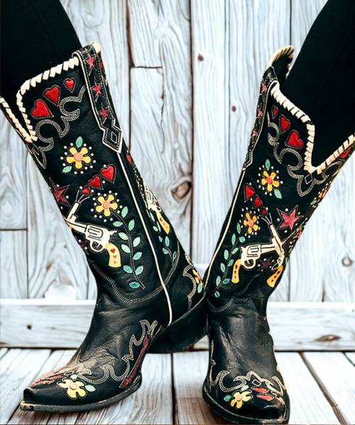 You'll want to kick up your heels and dance in these flirty, floral-detailed Cowgirl Bandit Boots. Floral cutouts and underlays complement gently distressed leather in this playful little number with pull-tabs and extra soft lining for ease and comfort. 

toe: snip
leather: waxy, perfectly worn
heel: riding heel
features: western stitching, contrast underlay detailing, applique, embroidery, crystals