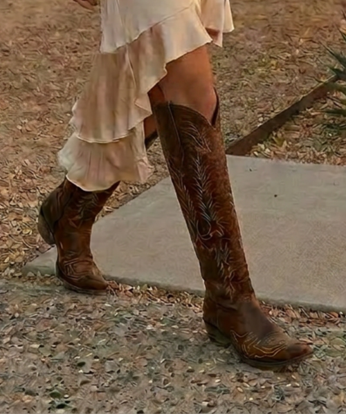 Turn some heads in these beautiful Mayra Boots from Old Gringo! Constructed from a rich, distressed brass leather, this boot features cream colored embroidery in the classic Mayra pattern.