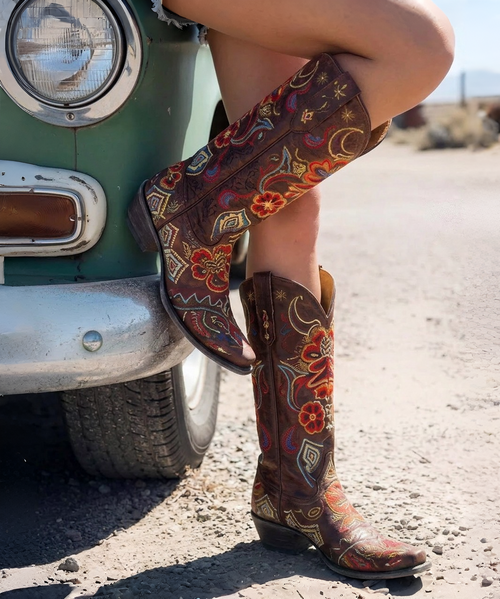 BEAUTIFUL PAIR OF CHOCOLATE LEATHER BOOTS WITH TURQUOISE OVERLAY TOOLING AND TOOLED FLOWERS. THE TWO DIFFERENT COLORED LEATHERS ARE PERFECTLY CRAFTED BY OLD GRINGOS DESIGNERS. THE HAND TOOLING WORK MAKES THESE BOOTS STAND OUT! THESE BOOTS PAIR WONDERFULLY WITH YOUR FAVORITE PAIR OF SKINNY JEANS! BECAUSE OF THE INTRICATE TOOLING DESIGN, THESE BOOTS CAN BE WORN CASUALLY OR ALL DOLLED UP! 

Measurements:

Shaft Height - 18"
Heel - 4 Long
Toe - Snip